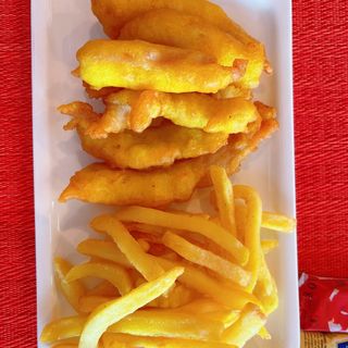 Tiras de Pollo Frito Con Patatas Fritas