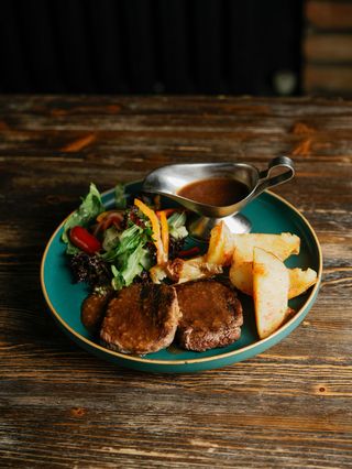 Медальоны из телятины с картофельными дольками и мясным соусом (545г)