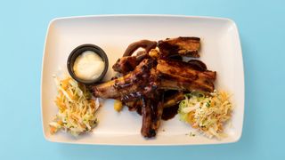 Свински ребра с барбекю сос и гарнитура (500г)