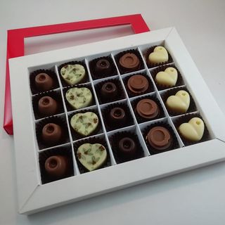 Cutie rosie cu fereastra 16 Praline asortate