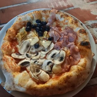  Pizza quattro stagioni  