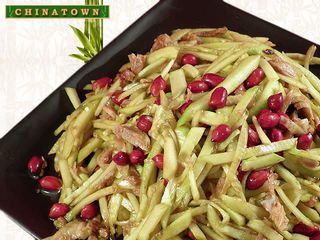 Салата пиле с краставици и фъстъци