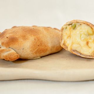 Empanada de Cebola e Queijo Mozzarella
