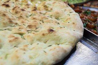 Bresaola, rughetta e grana - focaccia tonda