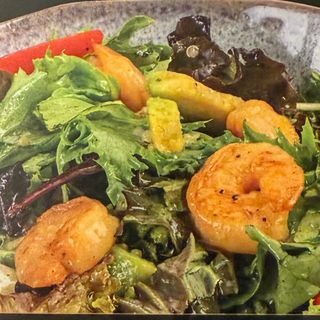 Салата с мариновани скариди (300г)