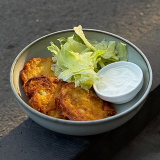    Draniki with sour cream