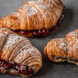 Круасан з вишнею