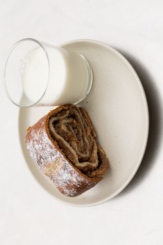 Мак білий з рулетом, яблуками та корицею 200 гр