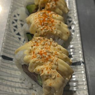 82. Uramaki Spicy Salmón Y Aguacate (4 Pzs.)