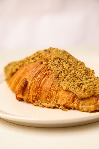 Круасан з фісташковим франжипаном, 135грам