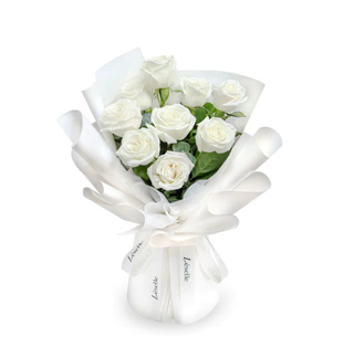 Bouquet De Fleurs Blanches Emballé En Blanc