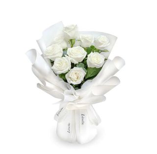 Bouquet De Fleurs Blanches Emballé En Blanc