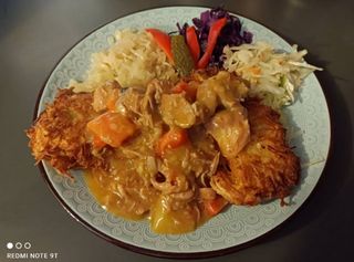 Placki ziemniaczane z gulaszem 