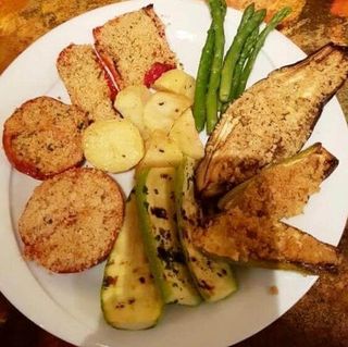 Piatto grande di verdure miste