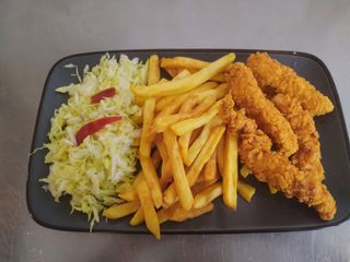 Crispy de piept de pui cu cartofi prăjiți și salată de