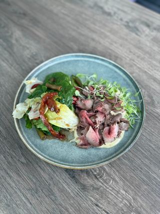 Салат з ростбіфом та соусом тонато