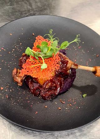 Pulpa de rata confit cu piure de varza rosie si dulceata de ceapa