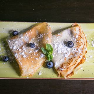 Clatite cu branza si stafide