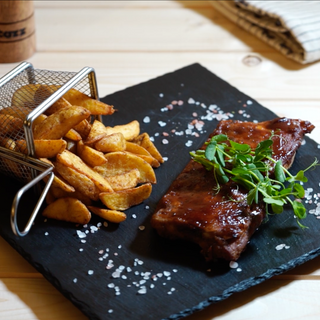 Coaste de porc BBQ, cartofi History, si sos BBQ