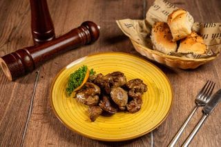 Ficăţei de pui în sos de vin alb cu usturoi