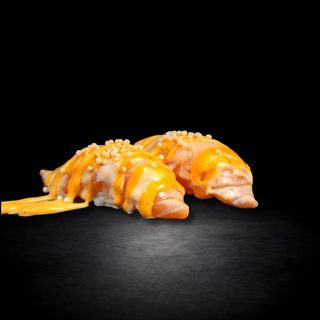 112. Nigiri De Salmó Flamejat Picant Amb Masago (2 Uds.)