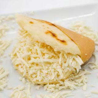 Arepa de queso blanco y dulce de guayaba