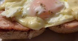 Tosta De Lomo De Orza Con Alioli Y Huevo