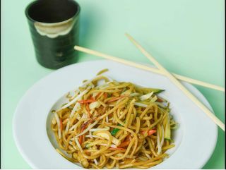 140. Spaghetti do soia con verdure