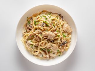 Паста Альфредо з куркою та грибами