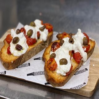 Bruschetta con pomodori ciliegini, burrata e olive Taggiasche