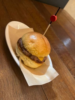 Mini Burguer, Brioche, Cheddar Y Salsa Pepinillo 