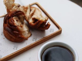 Булка з корицею та горіхом