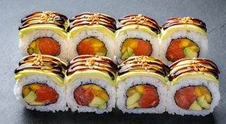 Роял-рол з лососем, авокадо та манго