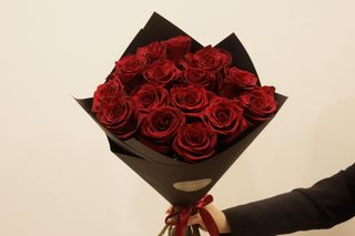 წითელი ვარდების თაიგული შავი შეფუთვით