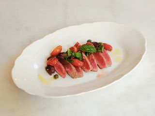 Тальята з тунця по-середземноморськи