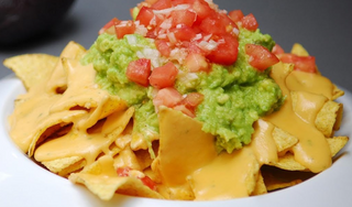 Totopo Con Guacamole Y Salsa Cheddar