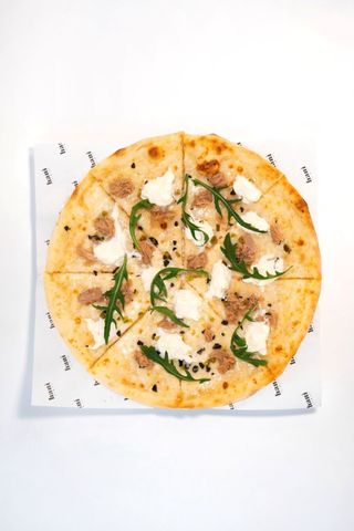 Пицца с тунцом и страчателлой 