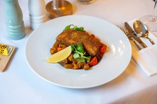 Somon in crusta cu garnitura de bulgur, spanac si sos de capere