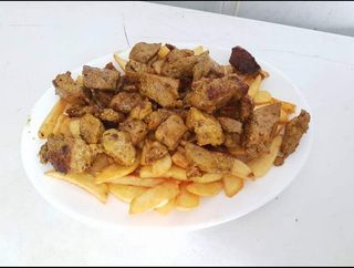 Media Ración De Pinchitos De Pollo Con Patatas