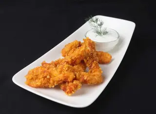 Хрупкави пилешки хапки с айоли сос (400г)
