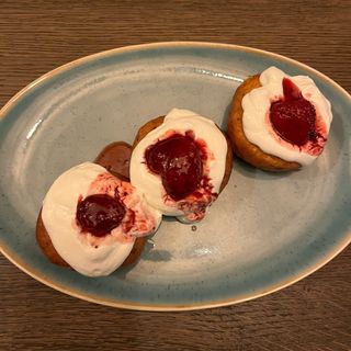 Papanași cu sos de căpșuni și smântână