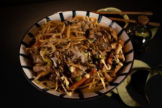 Yakisoba de chasu (cerdo iberico guisado con soja y chili)  (1 Ud.)