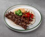 Frigărui de vițel cu salată din tomate cherry