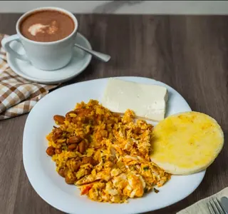 Desayuno Criollo Con Calentado (Disponible solo en las mañanas)