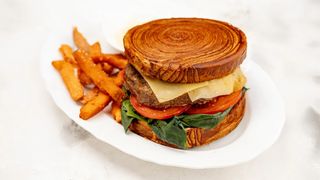 Бургер круассан с говяжьей котлетой и бататом