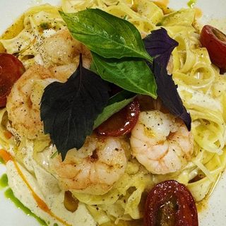 პასტა კრევეტებით და ნაღები სოუსით