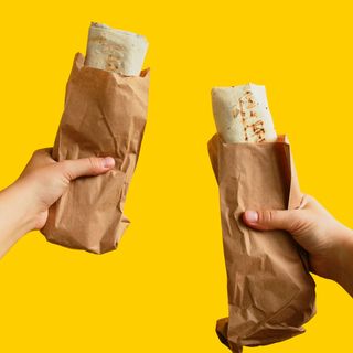 Молочна сосиска в лаваші 2шт.