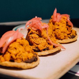 Panuchos de cochinita pibil