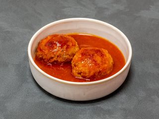 Pulpet drobiowy w sosie pomidorowym