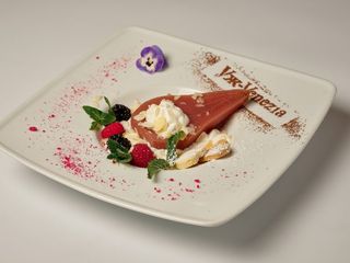 Груша у вині з кремом маскарпоне (100/50г)